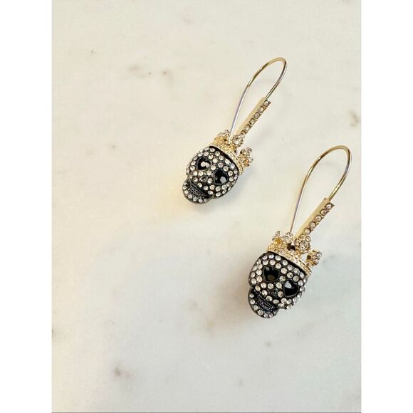 Gorgeous Halloween gold & gun metal color skull dangle earrings with crown - Picture 3 of 9